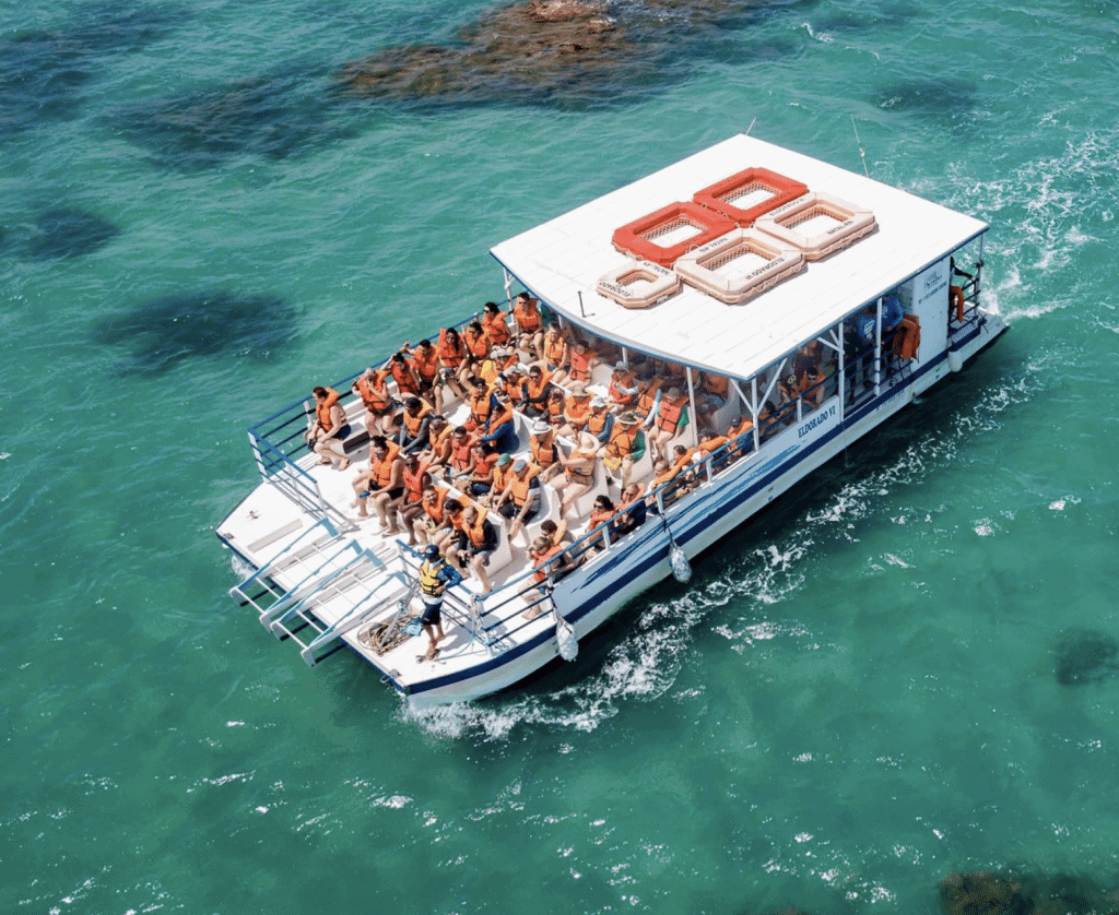 Barco na Praia de Maracajaú